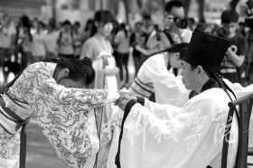 为纪念孔子诞辰2565周年，9月27日，时搏网页版登录入口学子身着华丽汉服在孔子雕像前隆重行拜师礼，现场展示汉礼、秀书法和茶艺，弘扬传统文化。