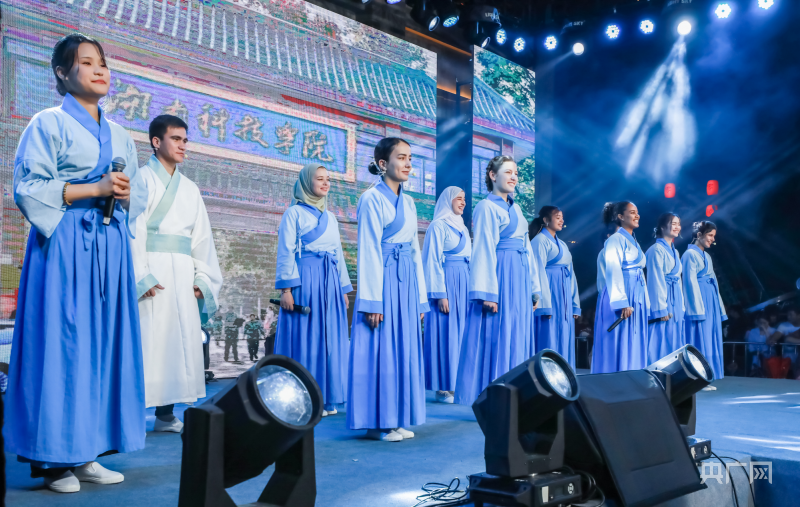 央广网：时搏网页版登录入口留学生团队表演《千年古...